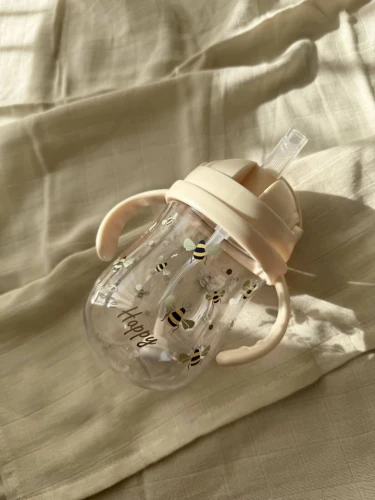 Vanilla Copenhagen kubek ze słomką 300 ml pszczółka w użyciu