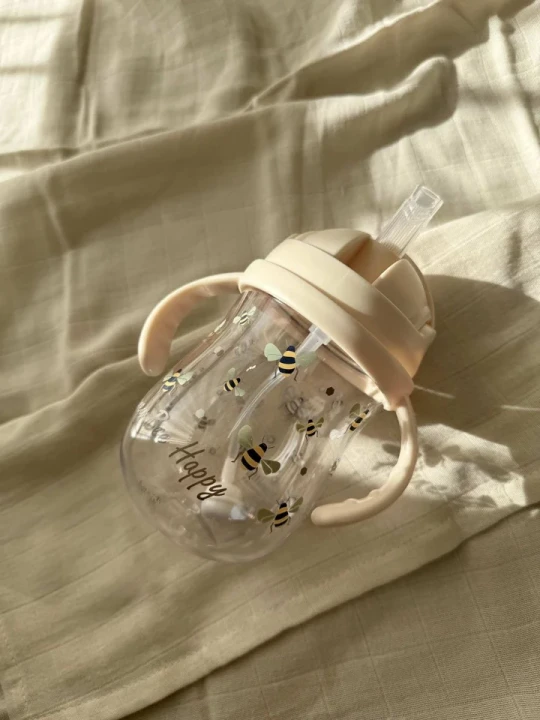 Vanilla Copenhagen kubek ze słomką 300 ml pszczółka w użyciu