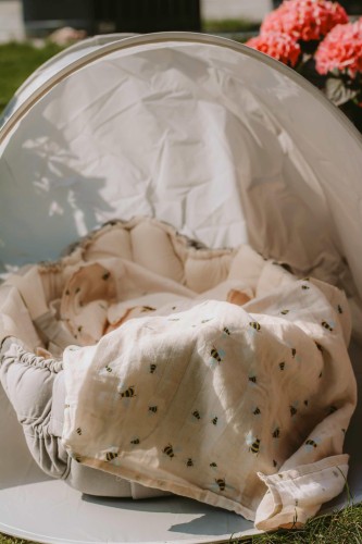 vanilla copenhagen kocyk muslinowy swaddle honeybee 100x100 w uzyciu