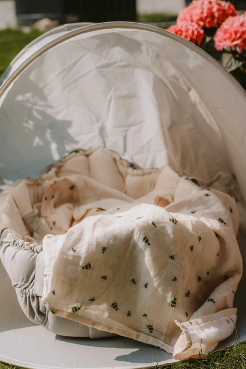vanilla copenhagen kocyk muslinowy swaddle honeybee 100x100 w uzyciu