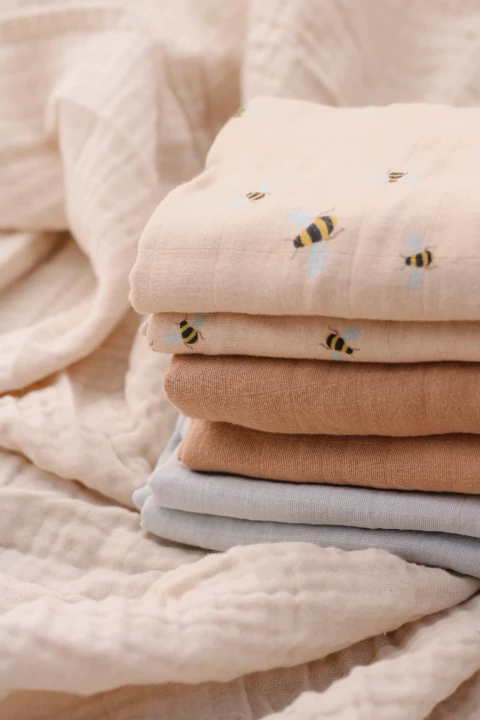 vanilla copenhagen kocyk muslinowy swaddle honeybee 100x100 aranzacja