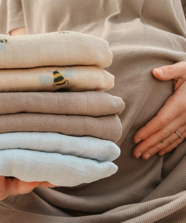 vanilla copenhagen muslinowe pieluszki honeybee 70x70 w dloniach