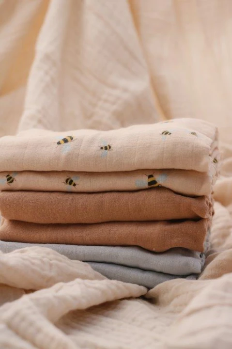 vanilla copenhagen muslinowe pieluszki honeybee 70x70 zlozone