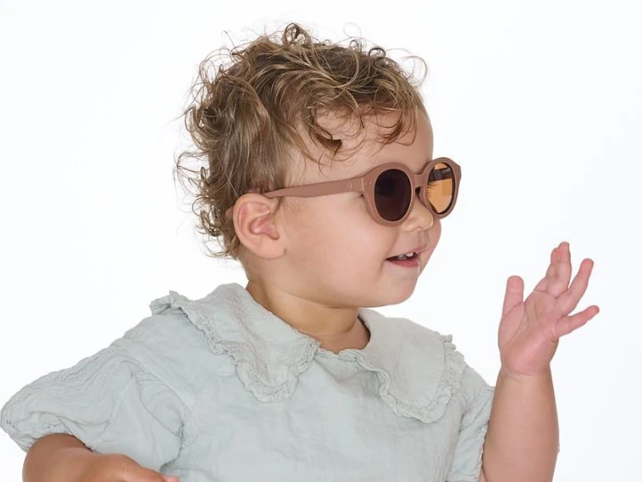 dooky bora bora okulary przeciwsloneczne taupe portret dziecka