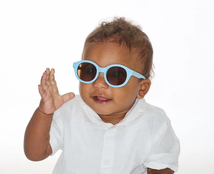dooky bora bora okulary przeciwsloneczne reef blue portret dziecka