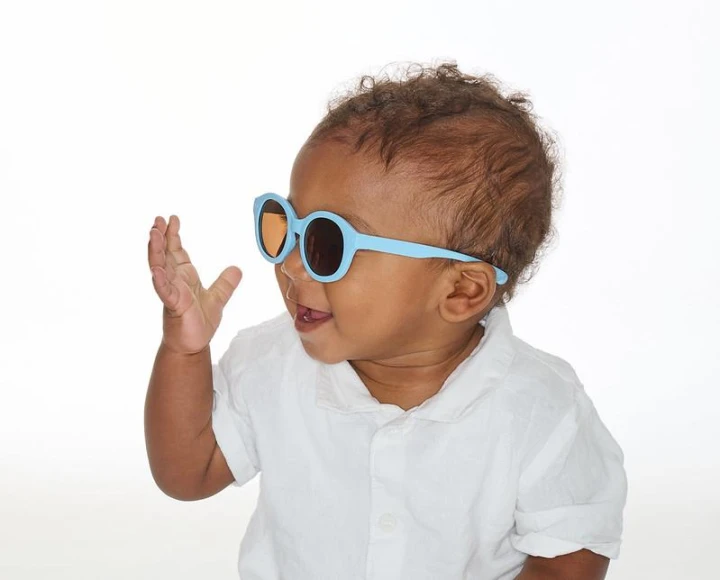 dooky bora bora okulary przeciwsloneczne reef blue zblizenie na dziecku