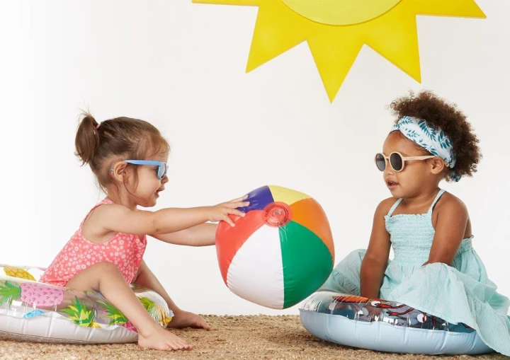 dooky-okulary-przeciwsloneczne-fiji-rozowe-dziecko-na-plazy