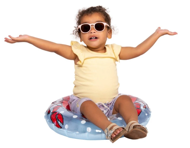 dooky-okulary-przeciwsloneczne-aruba-dziecko-na-plazy