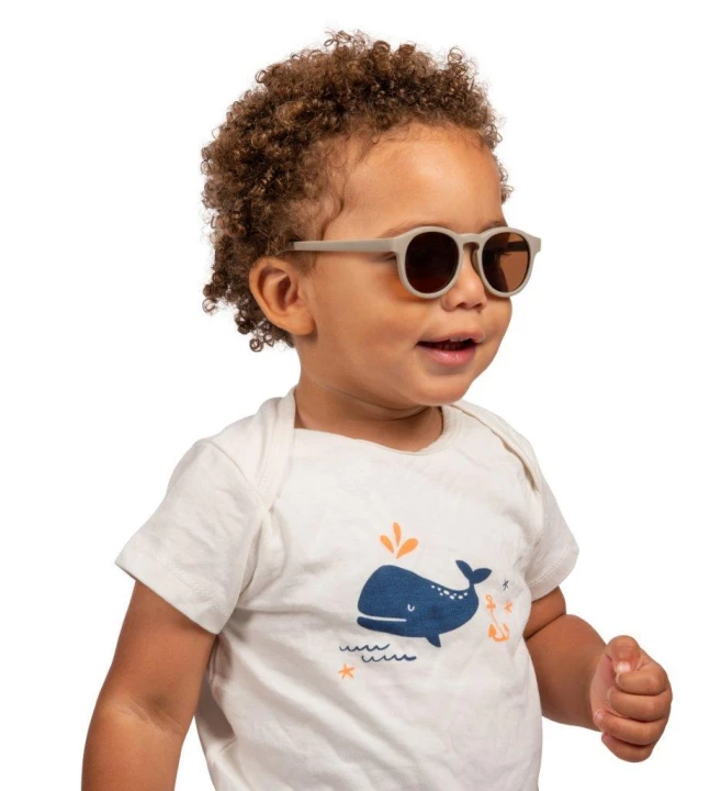 dooky-okulary-przeciwsloneczne-aruba-taupe-na-dziecku-portret