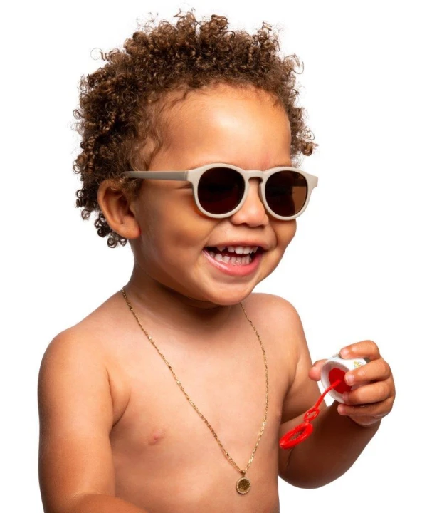 dooky-okulary-przeciwsloneczne-aruba-taupe-na-dziecku-z-boku