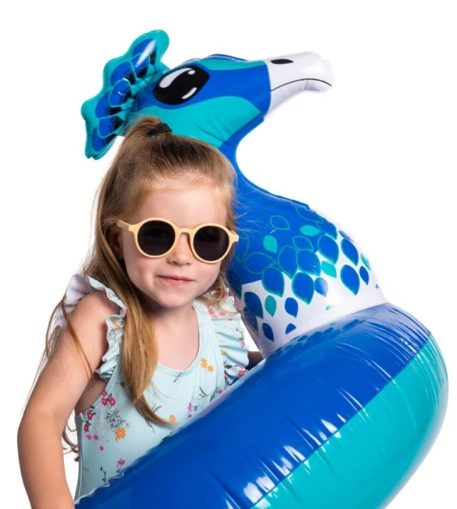 dooky-okulary-przeciwsloneczne-bali-junior-cappucino-na-dziecku-niebieskie-tlo