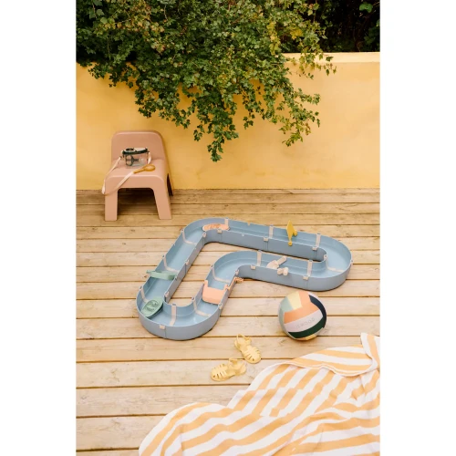 Tor wodny Cassian Beach Blue Multi Mix podczas zabawy w piasku