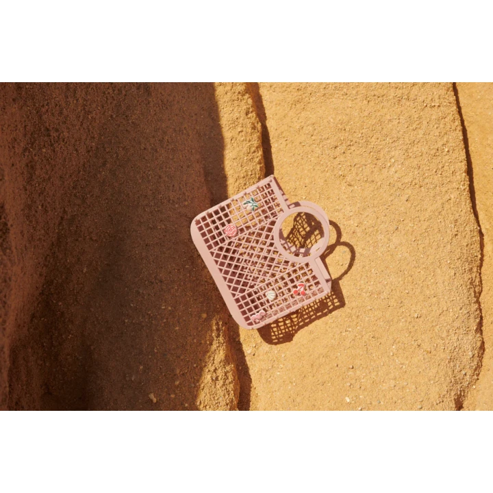 liewood-samantha-rozowy-koszyk-z-zawieszkami-detal