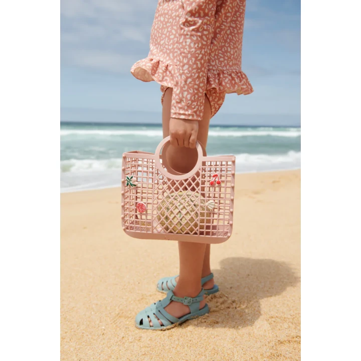 liewood-samantha-rozowy-koszyk-z-zawieszkami-w-reku