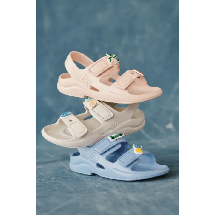 liewood-lilo-sandaly-z-zawieszkami-piaskowe-na-nogach