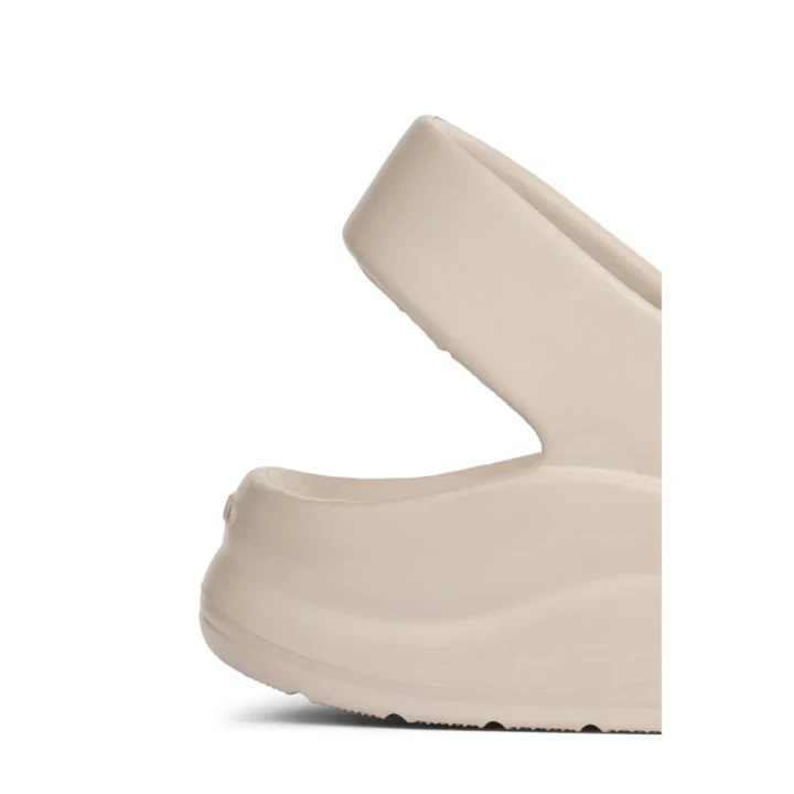 liewood-lilo-sandaly-z-zawieszkami-piaskowe-bok