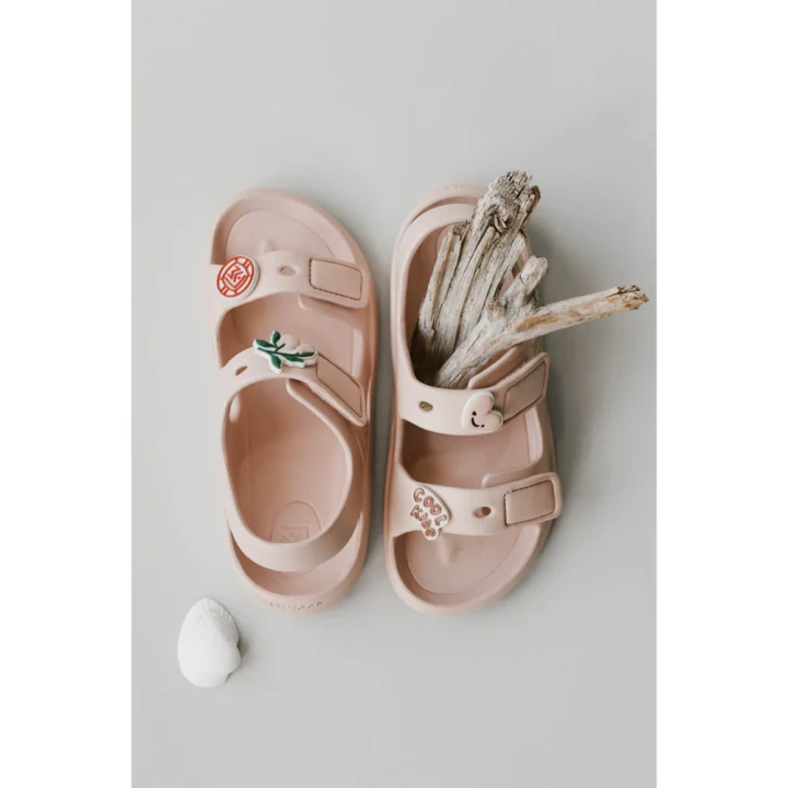 liewood-lilo-sandaly-z-zawieszkami-rozowe-bok