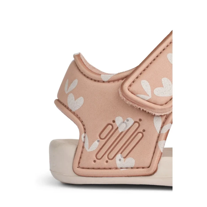 liewood-blumer-sandaly-dzieciece-rozowe-w-serduszka-bok