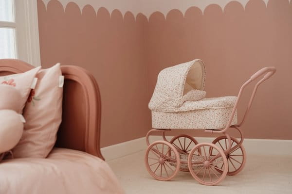 little-dutch-gleboki-wozek-dla-lalek-soft-flowers-wozek-w-pokoju