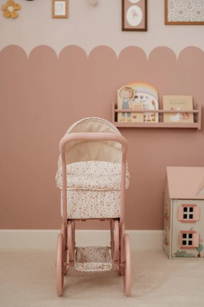 little-dutch-gleboki-wozek-dla-lalek-soft-flowers-przod-na-bialym-tle