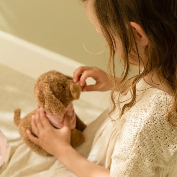 little-dutch-jackie-przytulanka-pies-w-torbie-z-dzieckiem-3