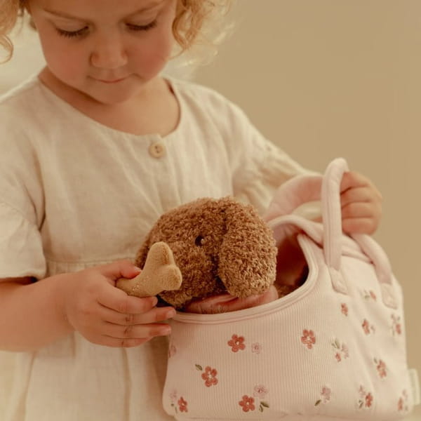 little-dutch-jackie-przytulanka-pies-w-torbie-zabawa-w-domu-1