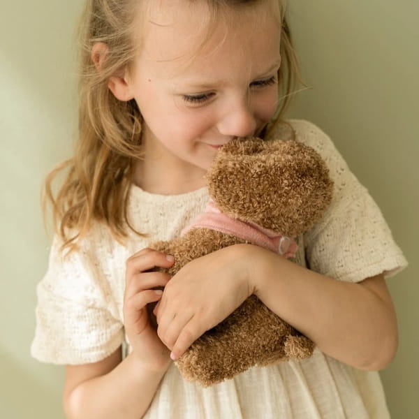 little-dutch-jackie-przytulanka-pies-w-torbie-przytulanie