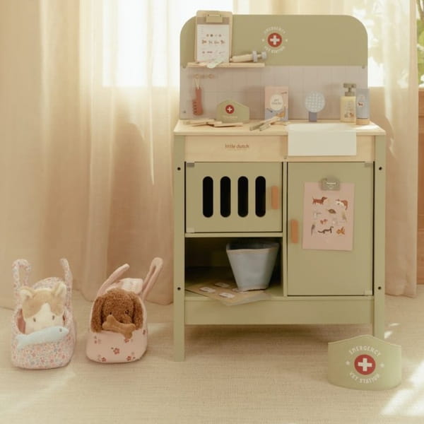 little-dutch-jackie-przytulanka-pies-w-torbie-w-pokoju-dzieciecym