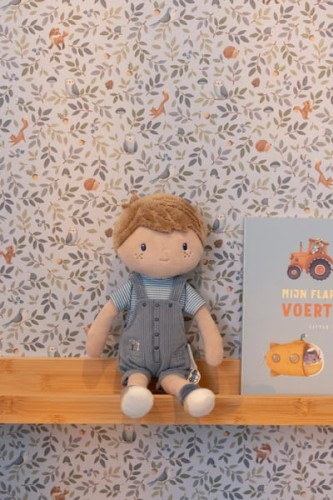Little Dutch laleczka Jim 10 cm w pokoju dziecięcym