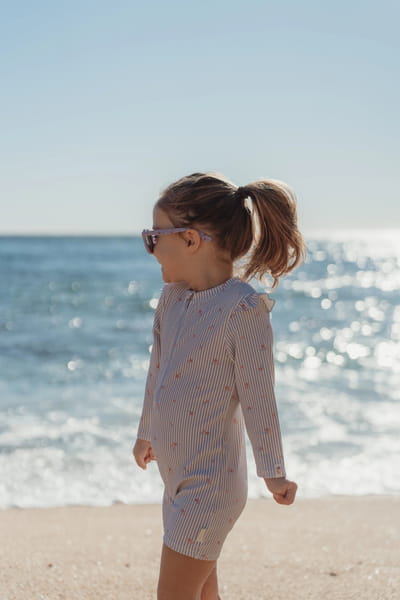 Strój kąpielowy z długim rękawem Dreamy Stripes UPF40+ bok na plaży