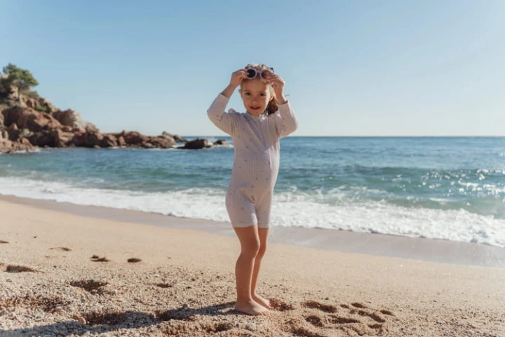 Strój kąpielowy z długim rękawem Dreamy Stripes UPF40+ na plaży