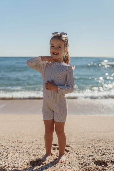 Strój kąpielowy z długim rękawem Dreamy Stripes UPF40+ z tyłu na plaży