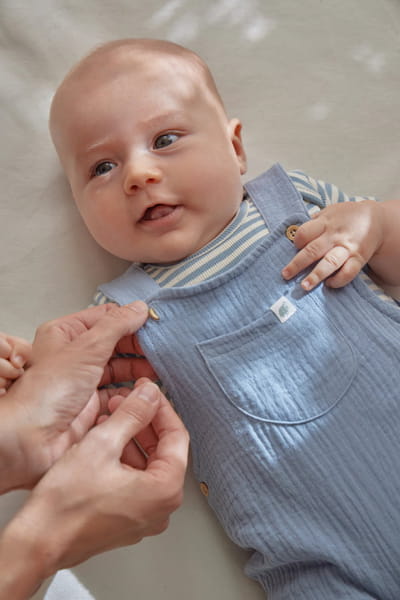 Body z krótkim rękawem w niebieskie paski zbliżenie w użyciu