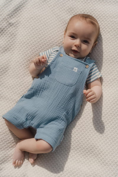 Body z krótkim rękawem w niebieskie paski na niemowlęciu