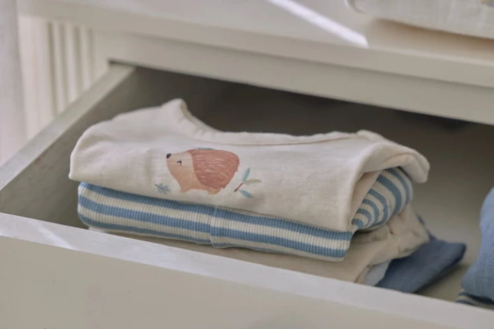 Body z krótkim rękawem w niebieskie paski w aranżacji