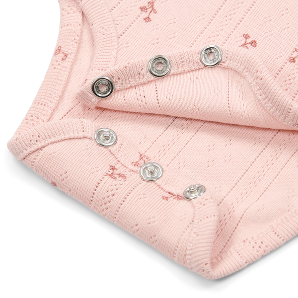 Różowe body bez rękawków w kwiatki w aranżacji