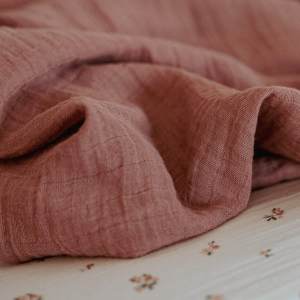 Otulacz muślinowy pudrowy róż w zbliżeniu