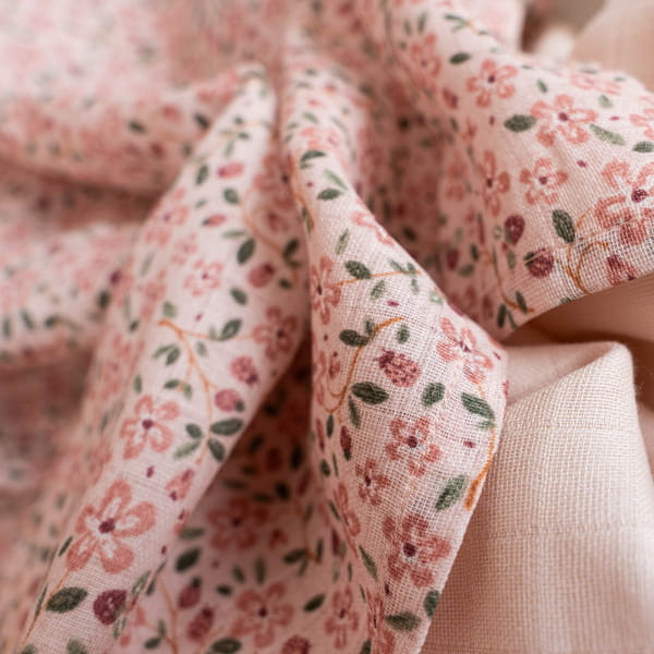 Otulacz muślinowy Fairy Floral w zbliżeniu