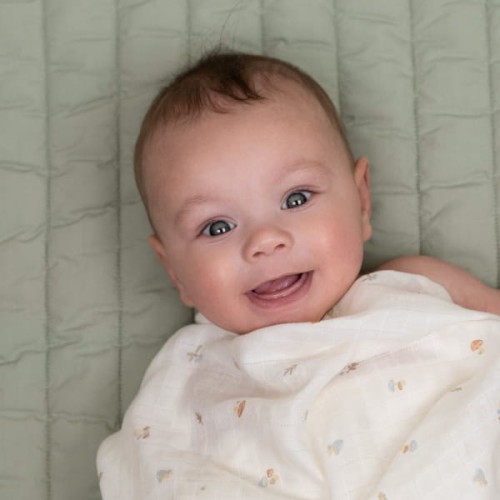 Otulacz muślinowy Forest Treasures przy dziecku