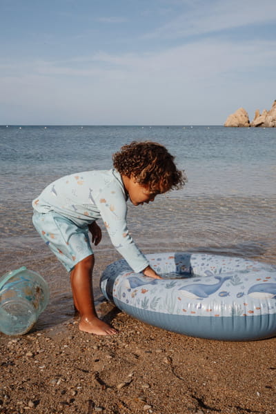 Pontonik do pływania Ocean World przy dziecku na plaży