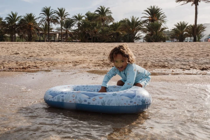 Pontonik do pływania Ocean World na wodzie