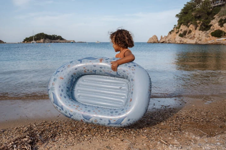 Pontonik do pływania Ocean World przy dziecku w wodzie