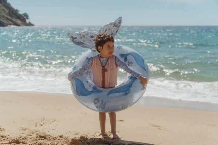 Koło do pływania Ocean World przy dziecku na plaży