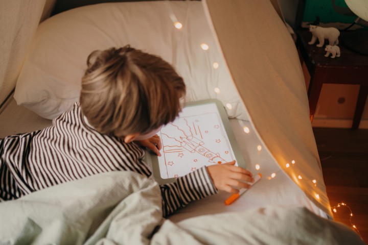 podswietlany-tablet-do-nauki-pisania-i-rysowania-kidydraw-pro-zielony-uzycie-4