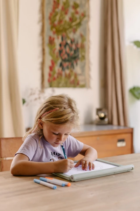 Kidywolf KIDYDRAW PRO zielony ustawiony pionowo we wnętrzu