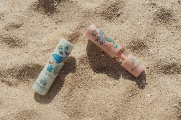 Piankowy pistolet na wodę Dreamy Mermaid leży na piasku