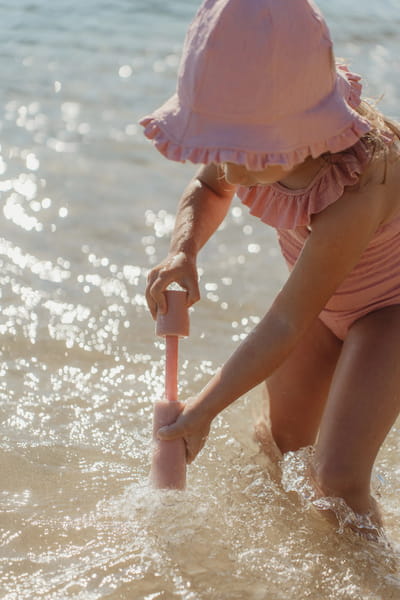 Zbliżenie na dziecko z piankowym pistoletem na wodę Dreamy Mermaid