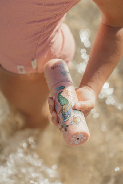 Dziecko trzyma piankowy pistolet na wodę Dreamy Mermaid w dłoni