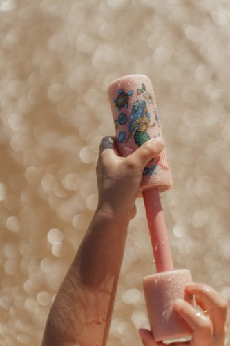 Piankowy pistolet na wodę Dreamy Mermaid w dłoni dziecka