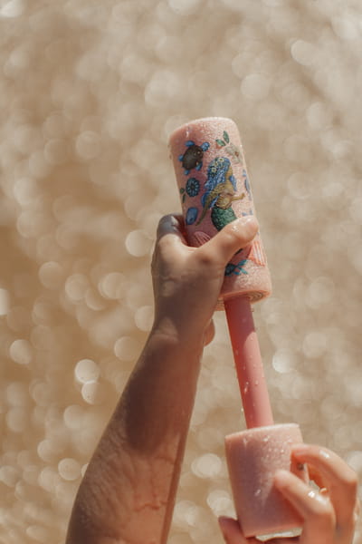 Piankowy pistolet na wodę Dreamy Mermaid w dłoni dziecka